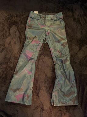 Volcom snowboard pants in Green and Purple